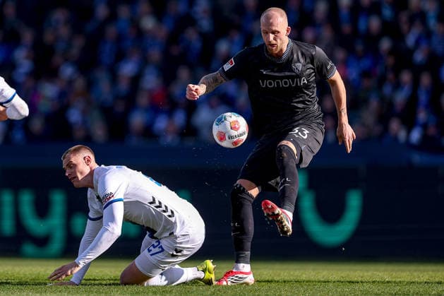 15 02 2026, Fußball, VfL Bochum SC Paderborn 07, 2 Fußball Bundesliga, 22 Spieltag, Vonovia Ruhrstadion, Saison 2025 2026 Steffen Tigges SC Paderborn 27 im Zweikampf gegen Philipp Hofmann VfL Bochum 33 DFB regulations prohibit any use of photographs as image sequences and or quasi video Nordrhein Westfalen Germany