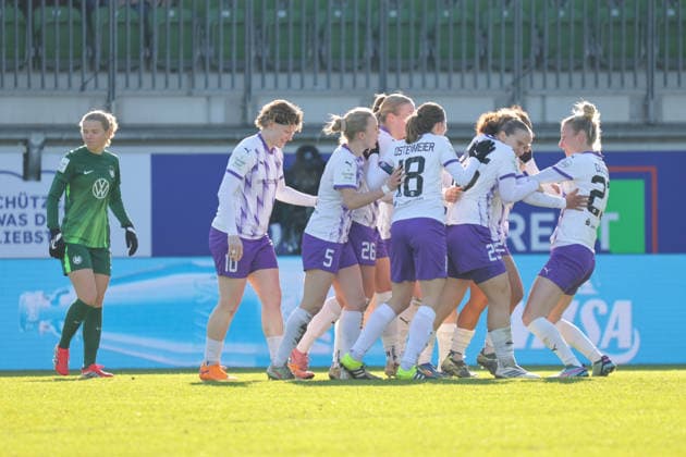 15 02 2026, xgrfx, Soccer Google Pixel Women Bundesliga, VfL Wolfsburg SGS Essen v l Tor, Ella Touon SGS Essen DFL DFB REGULATIONS PROHIBIT ANY USE OF PHOTOGRAPHS as IMAGE SEQUENCES and or QUASI VIDEO Wolfsburg