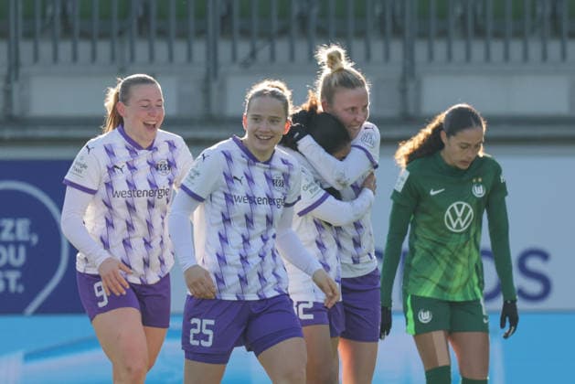 15 02 2026, xgrfx, Soccer Google Pixel Women Bundesliga, VfL Wolfsburg SGS Essen v l Tor, Ella Touon SGS Essen DFL DFB REGULATIONS PROHIBIT ANY USE OF PHOTOGRAPHS as IMAGE SEQUENCES and or QUASI VIDEO Wolfsburg