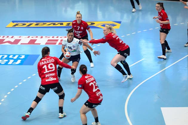 Gabriella Toeth Motherson Mosonmagyarovari KC, 96 encircled by Luca Farago Thueringer HC, 19 , Natsuki Aizawa Thueringer HC, 23 , Lotta Heider Thueringer HC, 07 , Johanna Reichert Thueringer HC, 29 , Anna Szabo Thueringer HC, 26 GER, Thueringer HC vs Motherson Mosonmagyarovari KC , Handball, EHF European League Women, Group Phase , Season 2025 2026, 15 02 2026 GER, Thueringer HC vs Motherson Mosonmagyarovari KC , Handball, EHF European League Women, Group Phase , Season 2025 2026, 15 02 2026 Bad Langensalza Copyright: xEibner-Pressefoto MartinxHerbstx EP_MHT