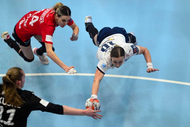 Andrijana Tatar Motherson Mosonmagyarovari KC, 10 still grabs the ball Anika Niederwieser Thueringer HC, 14 , Laura Kuske Thueringer HC, 11 GER, Thueringer HC vs Motherson Mosonmagyarovari KC , Handball, EHF European League Women, Group Phase , Season 2025 2026, 15 02 2026 GER, Thueringer HC vs Motherson Mosonmagyarovari KC , Handball, EHF European League Women, Group Phase , Season 2025 2026, 15 02 2026 Bad Langensalza Copyright: xEibner-Pressefoto MartinxHerbstx EP_MHT