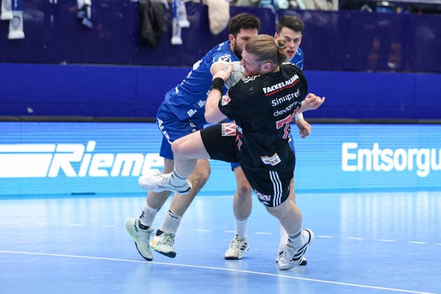 15 02 2026, xKWIx, Handball, DAIKIN HBL, TBV Lemgo Lippe HC Erlangen, PHOENIX CONTACT arena Maciej Gebala HC Erlangen 77 in a duel against Samuel Zehnder TBV Lemgo Lippe 4 Photo xKamilxWilkowskixPressefotoKochx NRW Germany