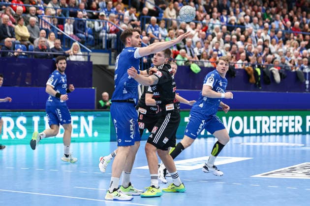 15 02 2026, xKWIx, Handball, DAIKIN HBL, TBV Lemgo Lippe HC Erlangen, PHOENIX CONTACT arena Tim Suton TBV Lemgo Lippe 23 in duel against Viggo Kristjansson HC Erlangen 73 Photo xKamilxWilkowskixPressefotoKochx NRW Germany