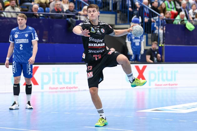 15 02 2026, xKWIx, Handball, DAIKIN HBL, TBV Lemgo Lippe HC Erlangen, PHOENIX CONTACT arena Viggo Kristjansson HC Erlangen 73 at the free throw Photo xKamilxWilkowskixPressefotoKochx NRW Germany