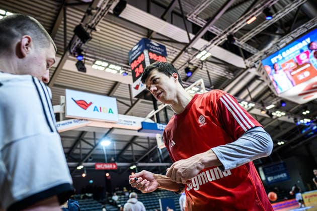 easycredit BBL Basketball Bundesliga 2025 2026 20 Matchday 15 02 2026 Science City Jena vs FC Bayern Munich Basketball Vladimir Lucic Bayern takes time for the fans before the game Sparkassen Arena