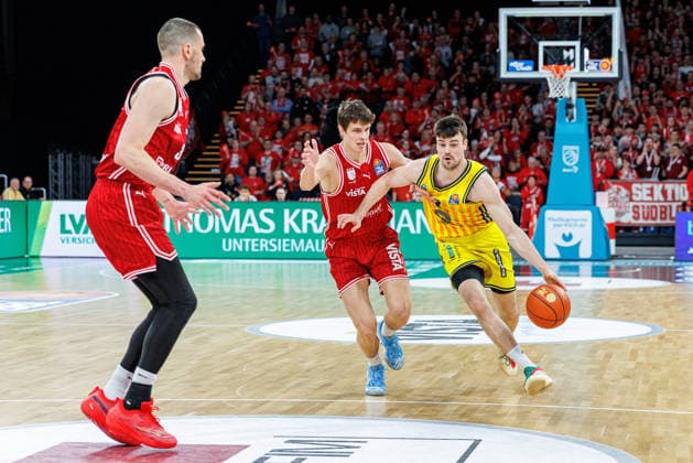 Richard Balint BMA365 Bamberg Baskets, 11 , Jonas Mattisseck ALBA Berlin, 09 , BMA365 Bamberg Baskets vs ALBA Berlin, Basketball, easyCredit BBL, Matchday 20, 15 02 2026 BMA365 Bamberg Baskets vs ALBA Berlin, Basketball, easyCredit BBL, Matchday 20, 15 02 2026 Bamberg Copyright: xEibner-Pressefoto G.xSantemizx EP_EER