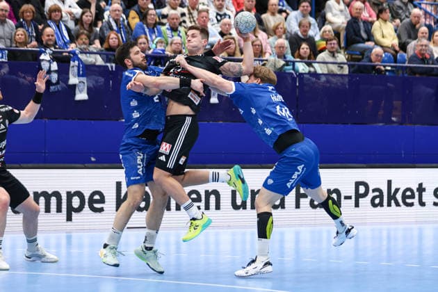 15 02 2026, xKWIx, Handball, DAIKIN HBL, TBV Lemgo Lippe HC Erlangen, PHOENIX CONTACT arena Viggo Kristjansson HC Erlangen 73 in a duel against Tim Suton TBV Lemgo Lippe 23 and Lukas Hutecek TBV Lemgo Lippe 2 Photo xKamilxWilkowskixPressefotoKochx NRW Germany