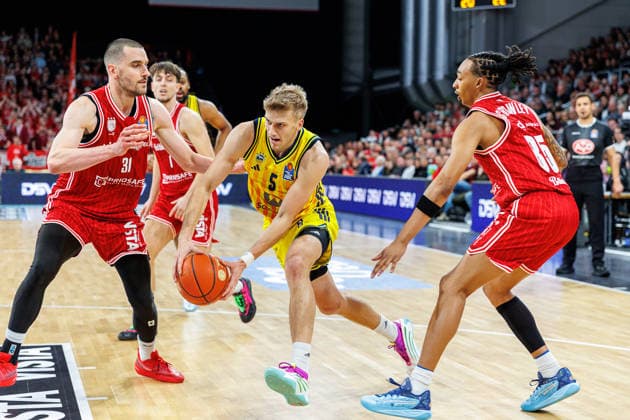 Daniel Keppeler BMA365 Bamberg Baskets, 31 , Sam Griesel ALBA Berlin, 05 , Austin Crowley BMA365 Bamberg Baskets, 85 , BMA365 Bamberg Baskets vs ALBA Berlin, Basketball, easyCredit BBL, Matchday 20, 15 02 2026 BMA365 Bamberg Baskets vs ALBA Berlin, Basketball, easyCredit BBL, Matchday 20, 15 02 2026 Bamberg Copyright: xEibner-Pressefoto G.xSantemizx EP_EER