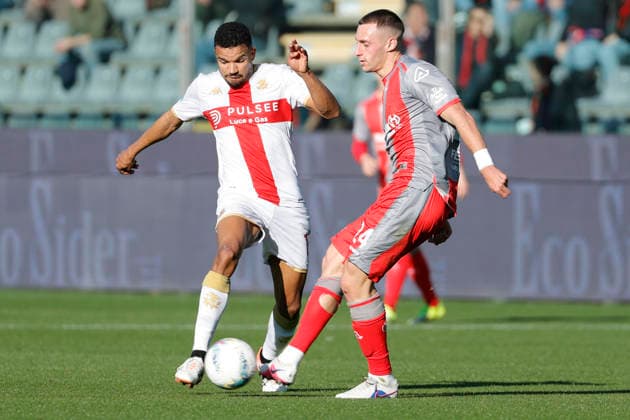 February 15, 2026, Cremona, CR: Genoa™s Junior Messias (L), Cremonese s Filippo Terracciano (R) during the Italian Serie A soccer match Cremonese vs Genoa at Giovanni Zini Stadium in Cremona, Italia, 15 February 2026. .ANSA EMANUELE PENNACCHIO. Soccer: Serie A; Cremonese Vs Genoa  - ZUMAa110 20260215_zaf_a110_015 Copyright: xEmanuelexPennacchiox