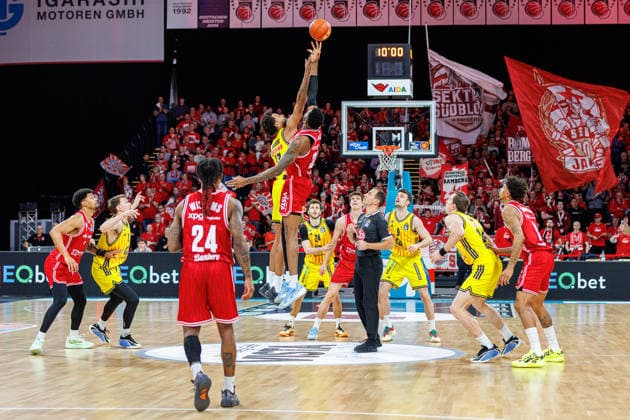 Norris Agbakoko ALBA Berlin, 17 , Ejiofor Onu BMA365 Bamberg Baskets, 35 , Johannes Hack Referee , BMA365 Bamberg Baskets vs ALBA Berlin, Basketball, easyCredit BBL, Matchday 20, 15 02 2026 BMA365 Bamberg Baskets vs ALBA Berlin, Basketball, easyCredit BBL, Matchday 20, 15 02 2026 Bamberg Copyright: xEibner-Pressefoto G.xSantemizx EP_EER