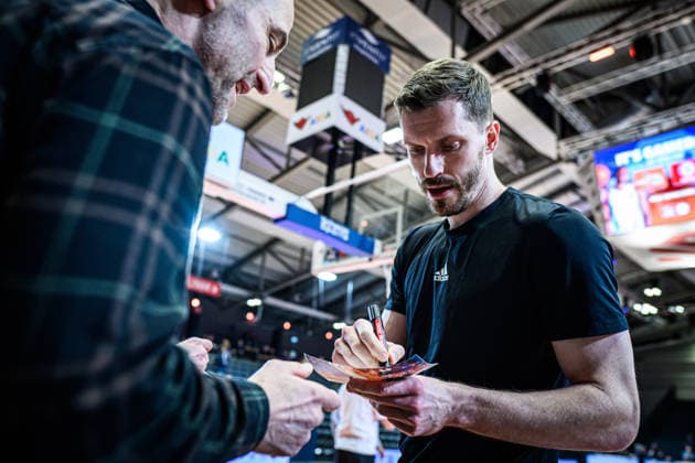 easycredit BBL Basketball Bundesliga 2025 2026 20 Matchday 15 02 2026 Science City Jena vs FC Bayern Munich Basketball Andreas Obst Bayern takes time to sign autographs before the game Sparkassen Arena
