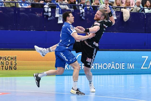 15 02 2026, xKWIx, Handball, DAIKIN HBL, TBV Lemgo Lippe HC Erlangen, PHOENIX CONTACT arena Maciej Gebala HC Erlangen 77 in a duel against Samuel Zehnder TBV Lemgo Lippe 4 Photo xKamilxWilkowskixPressefotoKochx NRW Germany