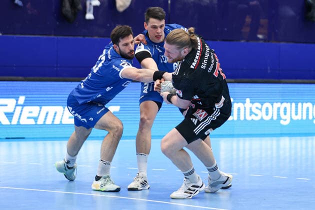 15 02 2026, xKWIx, Handball, DAIKIN HBL, TBV Lemgo Lippe HC Erlangen, PHOENIX CONTACT arena Maciej Gebala HC Erlangen 77 in a duel against Samuel Zehnder TBV Lemgo Lippe 4 Photo xKamilxWilkowskixPressefotoKochx NRW Germany