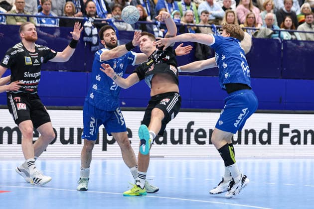 15 02 2026, xKWIx, Handball, DAIKIN HBL, TBV Lemgo Lippe HC Erlangen, PHOENIX CONTACT arena Viggo Kristjansson HC Erlangen 73 in a duel against Tim Suton TBV Lemgo Lippe 23 and Lukas Hutecek TBV Lemgo Lippe 2 Photo xKamilxWilkowskixPressefotoKochx NRW Germany