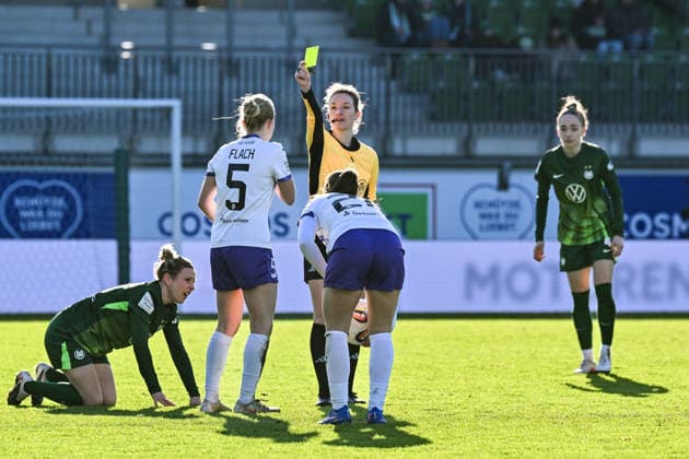 Soccer I Women I Season 2025 2026 I Bundesliga I Matchday 18 I VfL Wolfsburg SGS Essen I 15 02 2026 Paula Flach 5, SGS Essen is shown a yellow card by referee Miriam Schwermer after a foul on Svenja Huth 10, VfL Wolfsburg l Wolfsburg AOK Stadium Lower Saxony Germany Copyright: xLobeca InesxHähnelx