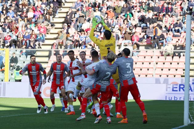 Cremonese s Emil Audero during the Serie A soccer match between Cremonese and Genoa at the Giovanni Zini Stadium in Cremona Italy, 15 february 2026. - Soccer .  Copyright: xAlbertoxMariani LaPressex