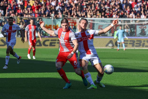 Cremonese s Federico Baschirotto and Genoa™s Lorenzo Colombo during the Serie A soccer match between Cremonese and Genoa at the Giovanni Zini Stadium in Cremona Italy, 15 february 2026. - Soccer .  Copyright: xAlbertoxMariani LaPressex