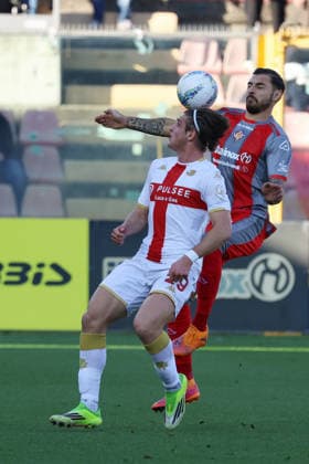 Genoa™s Lorenzo Colombo and Cremonese s Giuseppe Pezzella during the Serie A soccer match between Cremonese and Genoa at the Giovanni Zini Stadium in Cremona Italy, 15 february 2026. - Soccer .  Copyright: xAlbertoxMariani LaPressex