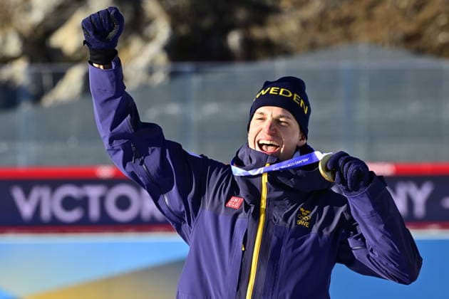 ANTERSELVA, ITALIEN 20260215 Sveriges Martin Ponsiluoma med guldmedaljen vid prisutdelningen efter herrarnas jaktstart i skidskytte i Anterselva under vinter-OS i Milano Cortina, Italien. *** Bilden ingar i SPORTPAKET. För övriga BETALBILD ** ANTERSELVA ITALIEN x10030x *** ANTERSELVA, ITALY 20260215 Swedens Martin Ponsiluoma with the gold medal at the award ceremony after the mens pursuit start in biathlon in Anterselva during the Winter Olympics in Milan Cortina, Italy The picture is in the SPORT PACKAGE For others PAYPICTURE ANTERSELVA ITALY x10030x  Copyright: xJonasxEkströmer TTx OS 2026 SKIDSKYTTE JAKTSTART