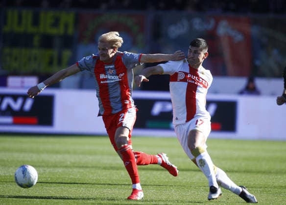 Cremonese Morten Thorsby vs Genoa Ruslan Malinovs kyj during the Serie A soccer match between Cremonese and Genoa at the Giovanni Zini in Cremona, north west Italy - Domenica, 15 Febbraio 2026. - Soccer .  Copyright: xAlbertoxMariani LaPressex