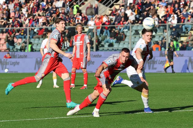 Cremonese s Filippo Terraciano and Genoa s Vitinha during the Serie A soccer match between Cremonese and Genoa at the Giovanni Zini Stadium in Cremona Italy, 15 february 2026. - Soccer .  Copyright: xAlbertoxMariani LaPressex