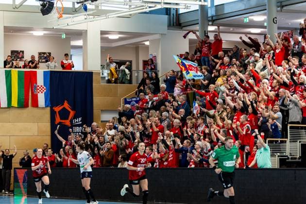 15 02 2026, GER, Handball, Women, Season 2025 2026, EHF European League , Group stage, Thueringer HC Motherson Mosonmagyarovari KC Cheering on the tribune with the fans of Thueringer HC 99947 Bad Langensalza Salza Halle Sporthalle Mehrz Thüringen Germany