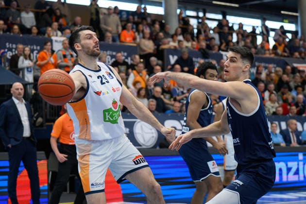 Owen Klassen Rostock, 29 , Jure Planinic MBC, 44 , Syntainics MBC vs Rostock Seawolves, Basketball, 1 Bundesliga, Men, 20 Matchday Main Round, Season 2025 26, 15 02 2026 Weißenfels Stadthalle Sachsen Anhalt Germany