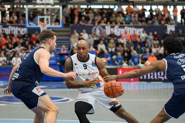 Spencer Reaves MBC, 31 , DeAndre Lansdowne Rostock, 9 , RJ Gunn MBC, 21 , Syntainics MBC vs Rostock Seawolves, Basketball, 1 Bundesliga, Men, 20 Matchday Main Round, Season 2025 26, 15 02 2026 Weißenfels Stadthalle Sachsen Anhalt Germany