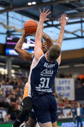 DeAndre Lansdowne Rostock, 9 , Spencer Reaves MBC, 31 , Syntainics MBC vs Rostock Seawolves, Basketball, 1 Bundesliga, Men, 20 Matchday Main Round, Season 2025 26, 15 02 2026 Weißenfels Stadthalle Sachsen Anhalt Germany