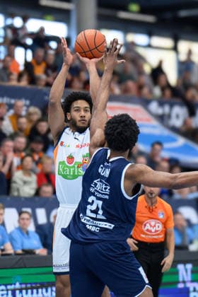 D Shawn Schwartz Rostock, 5 , RJ Gunn MBC, 21 , Syntainics MBC vs Rostock Seawolves, Basketball, 1 Bundesliga, Men, 20 Matchday Main Round, Season 2025 26, 15 02 2026 Weißenfels Stadthalle Sachsen Anhalt Germany