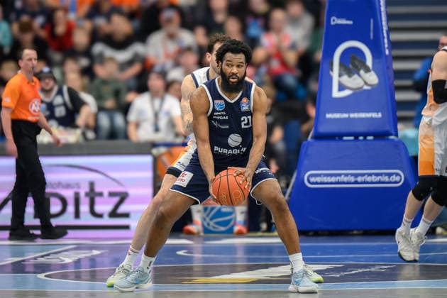 RJ Gunn MBC, 21 , Sid Marlon Theis Rostock, 19 , Syntainics MBC vs Rostock Seawolves, Basketball, 1 Bundesliga, Men, 20 Matchday Main Round, Season 2025 26, 15 02 2026 Weißenfels Stadthalle Sachsen Anhalt Germany