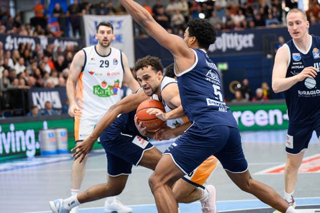 Elias Baggette Rostock, 4 , Marcus Foster MBC, 5 , Syntainics MBC vs Rostock Seawolves, Basketball, 1 Bundesliga, Men, 20 Matchday Main Round, Season 2025 26, 15 02 2026 Weißenfels Stadthalle Sachsen Anhalt Germany