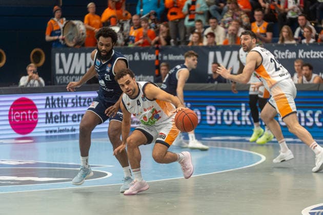 Elias Baggette Rostock Seawolves, 04 in duel against RJ Gunn Syntainics MBC, 21 Syntainics MBC vs Rostock Seawolves, Basketball, Basketball Bundesliga, 20 Matchday, Season 2025 2026, 15 02 2026 Syntainics MBC vs Rostock Seawolves, Basketball, Basketball Bundesliga, 20 Matchday, Season 2025 2026, 15 02 2026 Weißenfels Copyright: xEibner-Pressefoto PiaxSchindlerx EP_PSR