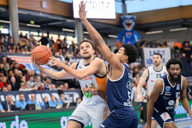 Elias Baggette Rostock, 4 , Marcus Foster MBC, 5 , Syntainics MBC vs Rostock Seawolves, Basketball, 1 Bundesliga, Men, 20 Matchday Main Round, Season 2025 26, 15 02 2026 Weißenfels Stadthalle Sachsen Anhalt Germany