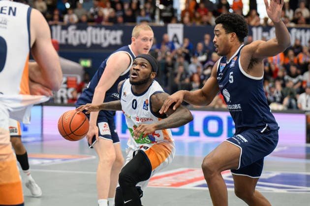 Collin Welp MBC, 40 , TJ Crockett Jr Rostock, 0 , Marcus Foster MBC, 5 , Syntainics MBC vs Rostock Seawolves, Basketball, 1 Bundesliga, Men, 20 Matchday Main Round, Season 2025 26, 15 02 2026 Weißenfels Stadthalle Sachsen Anhalt Germany