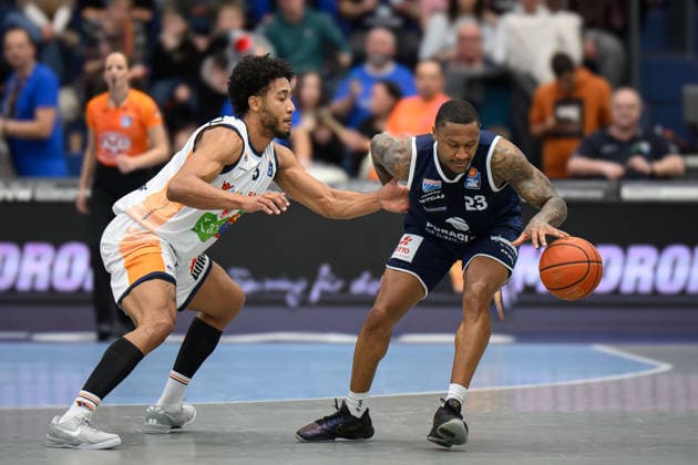 D Shawn Schwartz Rostock, 5 , Charles Callison MBC, 23 , Syntainics MBC vs Rostock Seawolves, Basketball, 1 Bundesliga, Men, 20 Matchday Main Round, Season 2025 26, 15 02 2026 Weißenfels Stadthalle Sachsen Anhalt Germany