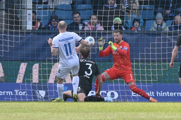 Sven Michel SC Paderborn , li , fails to beat goalkeeper Timo Horn VfL Bochum 15 02 2026, Fußball 2 Bundesliga, Saison 2025 2026, 22 Spieltag, VfL Bochum SC Paderborn DFL regulations prohibit any use of photographs as image sequences and or quasi video Bochum Vonovia Ruhrstadion Nordrhein Westfalen Germany Team2