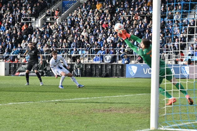 Goalkeeper Dennis Seimen SC Paderborn saves Gerrit Holtmanns shot VfL Bochum , li 15 02 2026, Soccer 2 Bundesliga, Season 2025 2026, 22 Matchday, VfL Bochum SC Paderborn DFL regulations prohibit any use of photographs as image sequences and or quasi video Bochum Vonovia Ruhrstadion Nordrhein Westfalen Germany Team2
