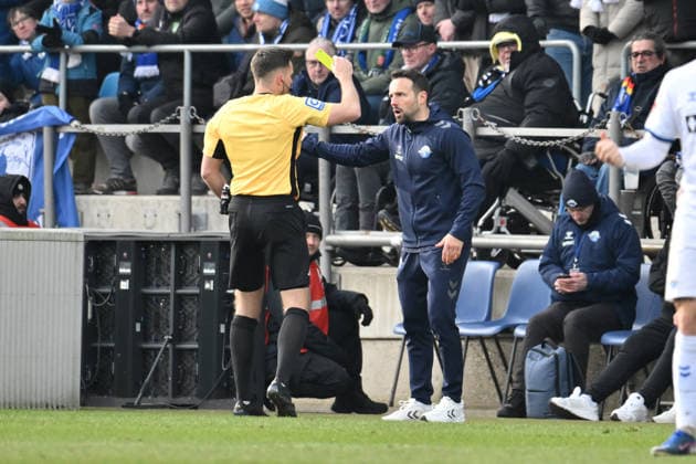 Referee Tom Bauer shows coach Ralf Kettemann SC Paderborn the yellow card 15 02 2026, Soccer 2 Bundesliga, Season 2025 2026, 22 Matchday, VfL Bochum SC Paderborn DFL regulations prohibit any use of photographs as image sequences and or quasi video Bochum Vonovia Ruhrstadion Nordrhein Westfalen Germany Team2