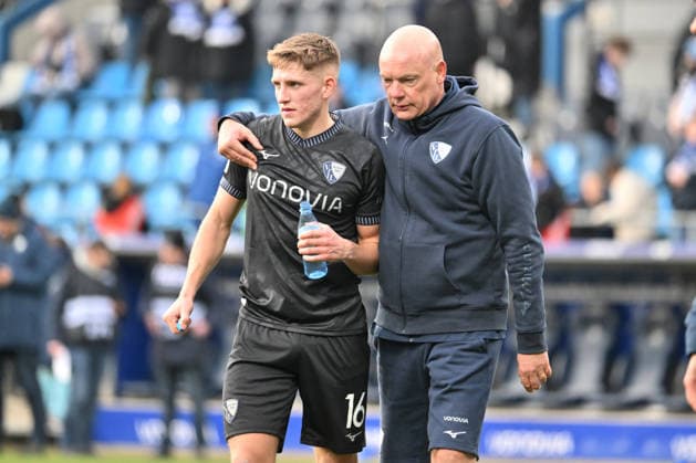 Coach Uwe Rösler VfL Bochum and Callum Marshall VfL Bochum after the match 15 02 2026, Soccer 2 Bundesliga, Season 2025 2026, 22 Matchday, VfL Bochum SC Paderborn DFL regulations prohibit any use of photographs as image sequences and or quasi video Bochum Vonovia Ruhrstadion Nordrhein Westfalen Germany Team2
