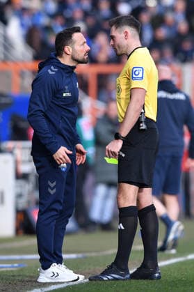 Soccer 2 Bundesliga 22 Matchday VfL Bochum SC Paderborn 07 on 15 02 2026 at Vonovia Ruhrstadion in Bochum Referee Tom Bauer, right shows Ralf Kettemann coach head coach Paderborn , left the yellow card DFL regulations prohibit any use of photographs as image sequences and or quasi video xRx