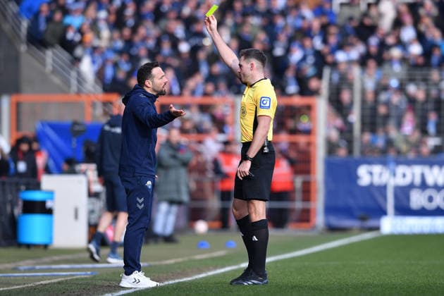 Soccer 2 Bundesliga 22 Matchday VfL Bochum SC Paderborn 07 on 15 02 2026 at Vonovia Ruhrstadion in Bochum Referee Tom Bauer, right shows Ralf Kettemann coach head coach Paderborn , left the yellow card DFL regulations prohibit any use of photographs as image sequences and or quasi video xRx
