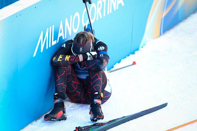 Antholz, Italien 15. Februar 2026: Biathlon Verfolgung Frauen 12,5 km - Olympia 2026 Im Bild: Franziska Preuss (GER) kauert enttäuscht im Zielbereich an der Bande. Anterselva Biathlon Arena *** Antholz, Italy 15 February 2026 Biathlon Pursuit Women 12.5 km Olympic Games 2026 In the picture Franziska Preuss GER crouches disappointed in the finish area at the Anterselva Biathlon Arena railing Copyright: xFotostandx xHettichx