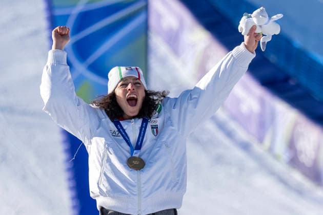Alpine Skiing - Milano Cortina 2026 Winter Olympics: Day 9 Gold medalist Federica Brignone poses on the podium after the women s giant slalom event during the Milano Cortina 2026 Winter Olympic Games, Olympische Spiele, Olympia, OS at the Tofane Alpine Skiing Centre in Cortina d Ampezzo on February 15, 2026. Cortina d Ampezzo Italy  Copyright: xAndrzejxIwanczukx originalFilename:iwanczuk-alpinesk260215_npqbh.jpg