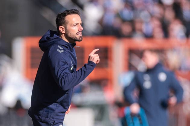 15 02 2026, Football, Season 2025 2026, 2 Bundesliga, 22 Matchday, VfL Bochum 1848 SC Paderborn 07, Coach Ralf Kettemann SC Paderborn 07 gives instructions, Bochum Vonovia Ruhrstadion NRW Germany xRHR PHOTO DEx Copyright: DennisxEwert RHR-FOTOx RHR-FOTO DE