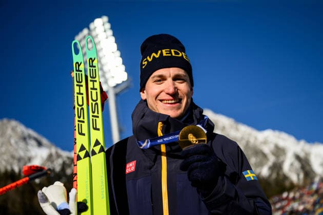 260215 Gold medalist Martin Ponsiluoma of Sweden poses with his gold medal after the men s biathlon 12,5 km pursuit during day 9 of the 2026 Winter Olympics on February 15, 2026 in Anterselva. Photo: Jon Olav Nesvold BILDBYRAN COP 217 MB1329 skidskytte biathlon skiskyting Olympic Games, Olympische Spiele, Olympia, OS olympics winter olympics os ol olympiska spel vinter-os olympiske leker milano cortina 2026 milan cortina 2026 milano cortina 2026 olympic games milano cortina 2026 winter olympic games milano cortina-os milano cortina-ol vinter-ol 9 bbeng pursuit jaktstart jubel Gold guld medal medalj *** 260215 Gold medalist Martin Ponsiluoma of Sweden poses with his gold medal after the men s biathlon 12,5 km pursuit during day 9 of the 2026 Winter Olympics on February 15, 2026 in Anterselva Photo Jon Olav Nesvold BILDBYRAN COP 217 MB1329 biathlon biathlon olympic games olympics olympics winter olympics os ol olympic games winter os olympic games milano cortina 2026 milan cortina 2026 milan cortina 2026 olympic games milano cortina 2026 winter olympic games milano cortina os milano cortina ol winter ol 9 bbeng pursuit jaktstart jubel Gold guld medal medalj  Copyright: JONxOLAVxNESVOLD BB260215JE150