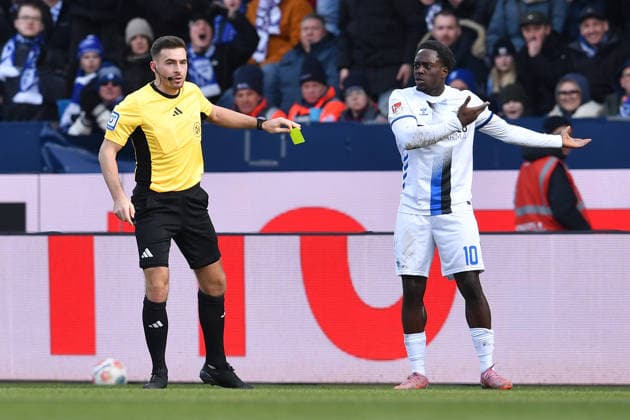 Soccer 2 Bundesliga 22 Matchday VfL Bochum SC Paderborn 07 on 15 02 2026 at Vonovia Ruhrstadion in Bochum Referee Tom Bauer, left shows Kennedy Okpala Paderborn , right the yellow card DFL regulations prohibit any use of photographs as image sequences and or quasi video xRx