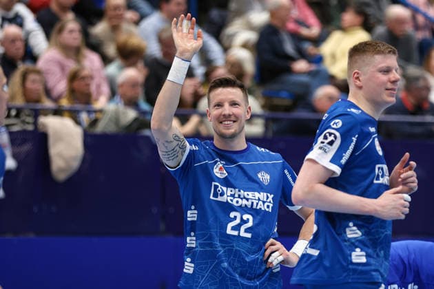 15 02 2026, xKWIx, Handball, DAIKIN HBL, TBV Lemgo Lippe HC Erlangen, PHOENIX CONTACT arena Adam Nyfjäll TBV Lemgo Lippe 22 wink to the fans Photo xKamilxWilkowskixPressefotoKochx NRW Germany