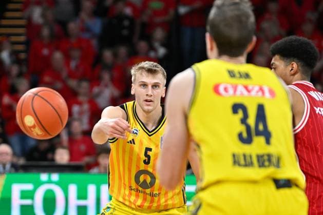 BAMBERG 15 02 2026 Basketball easycredit 1 Basketball Bundesliga 20 Matchday Bamberg Baskets vs Alba Berlin Sam Griesel 5, Alba Berlin passes to Justin Bean 34, Alba Berlin Photo Hans Martin Issler isslerimages Bamberg Baskets vs Alba Berlin