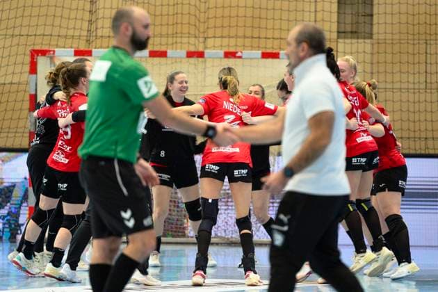 Referee 1 Matija Brodic handshake with Dragan Adzic Motherson Mosonmagyarovari KC, coach , while in the background Thueringer HC celebrates the victory GER, Thueringer HC vs Motherson Mosonmagyarovari KC , Handball, EHF European League Women, Group Phase , Season 2025 2026, 15 02 2026 GER, Thueringer HC vs Motherson Mosonmagyarovari KC , Handball, EHF European League Women, Group Phase , Season 2025 2026, 15 02 2026 Bad Langensalza Copyright: xEibner-Pressefoto MartinxHerbstx EP_MHT